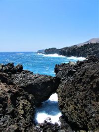 Gestolde lavaformaties langs de kust